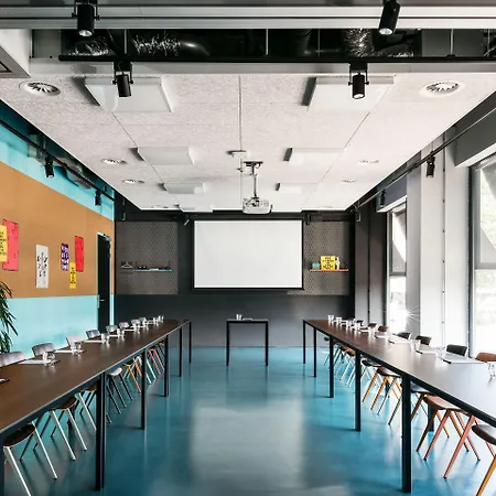 The Social Hub West 호텔 3*