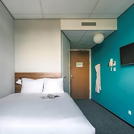 The Social Hub West 3*