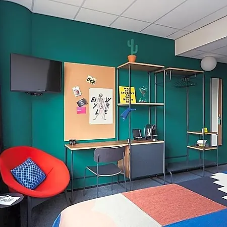 The Social Hub West 3*