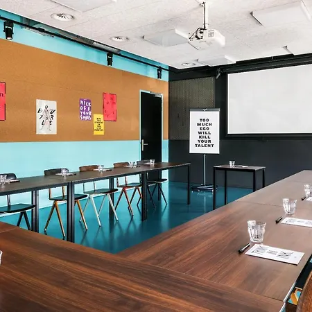 The Social Hub West Otel