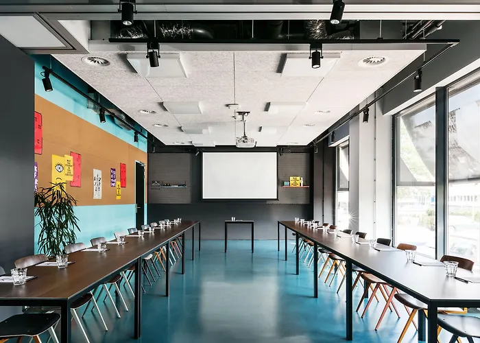 The Social Hub West Hotel 3*