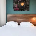 Отель The Social Hub West 3*