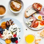 Отель The Social Hub West 3*